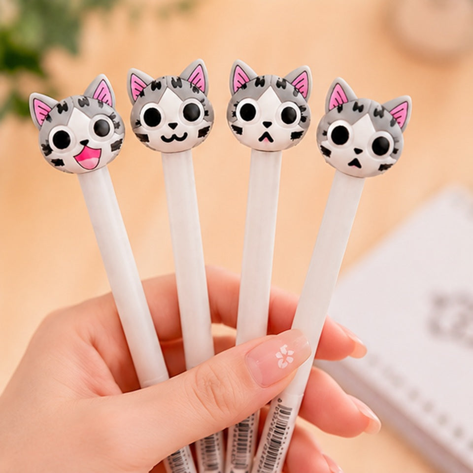 Main tenant 4 stylos chats kawaii aux expressions adorables et amusantes ✨ Stylos gris et roses au design mignon inspiré des petits chats japonais, parfaits pour ajouter une touche cute et originale à une trousse, un bureau ou un carnet. Ambiance douce et pastel avec manucure fleurie délicate.