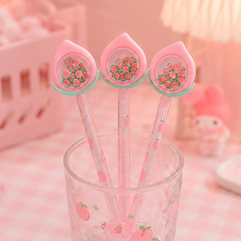 Stylos pêche kawaii roses avec embout décoré de petites pêches adorables ✨ Stylos gel transparents au design fruité et pastel présentés dans un verre assorti, parfaits pour ajouter une touche douce, mignonne et colorée à un bureau ou une trousse. Ambiance cosy inspirée de la papeterie japonaise kawaii.