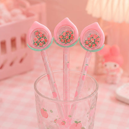 Stylos pêche kawaii roses avec embout décoré de petites pêches adorables ✨ Stylos gel transparents au design fruité et pastel présentés dans un verre assorti, parfaits pour ajouter une touche douce, mignonne et colorée à un bureau ou une trousse. Ambiance cosy inspirée de la papeterie japonaise kawaii.