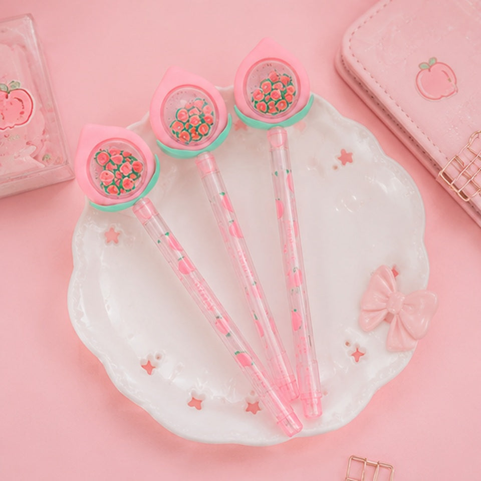 Stylos pêche kawaii roses au design fruité adorable présentés sur une jolie assiette blanche ✨ Stylos gel transparents décorés de petites pêches avec embouts pastel en forme de pêche, parfaits pour ajouter une touche douce, mignonne et colorée à une trousse ou un bureau. Ambiance girly et cosy inspirée de la papeterie japonaise kawaii.
