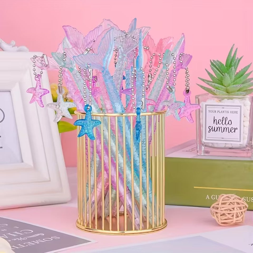 des stylos en forme de queue de sirène colorée. Avec leur breloque étoile de mer et leur design façon écailles de poisson, ils sont très originaux.