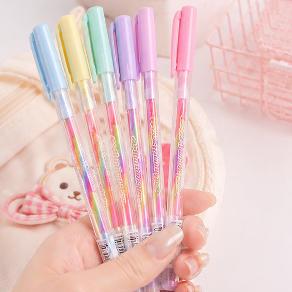 Main tenant un lot de stylos rainbow kawaii aux couleurs pastel douces et lumineuses ✨ Stylos gel multicolores bleu, jaune, vert, violet et rose avec design transparent et ambiance cute inspirée de la papeterie japonaise. Parfaits pour écrire, décorer un journal ou ajouter une touche mignonne à son bureau.