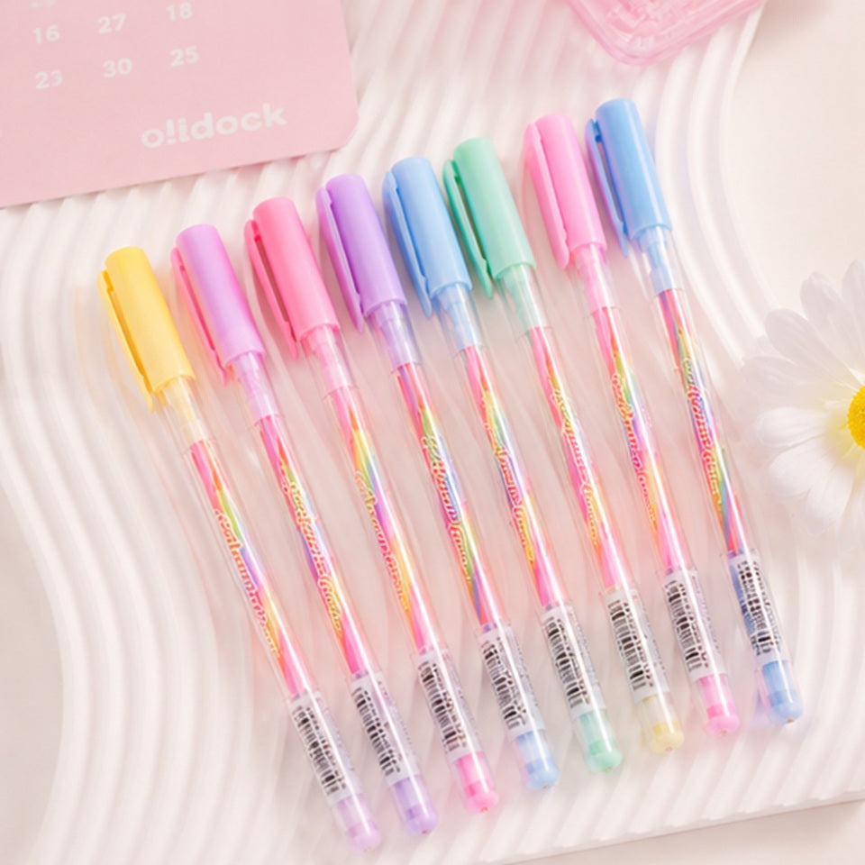 Lot de stylos rainbow kawaii aux couleurs pastel douces présenté sur une surface blanche élégante ✨ Stylos gel multicolores jaune, rose, violet, bleu et vert avec design transparent et ambiance tendre inspirée de la papeterie japonaise. Parfaits pour écrire, décorer un journal ou apporter une touche cute et colorée à son bureau.