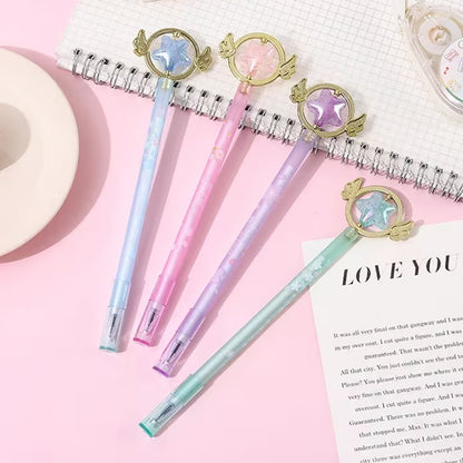 des stylos aux couleurs pastels et au motif de fleurs de sakura. Au bout du stylo un breloque dorée dotée d'ailes renferme une étoile brillante.