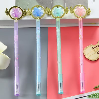 des stylos aux couleurs pastels et au motif de fleurs de sakura. Au bout du stylo un breloque dorée dotée d'ailes renferme une étoile brillante.