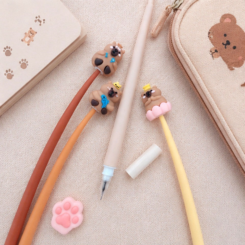 Lot de stylos kawaii souples avec adorables capybaras en silicone, présentés dans un décor doux et mignon avec carnet, trousse et accessoires pastel. Stylos fantaisie parfaits pour la papeterie kawaii, les fournitures scolaires et les cadeaux originaux.