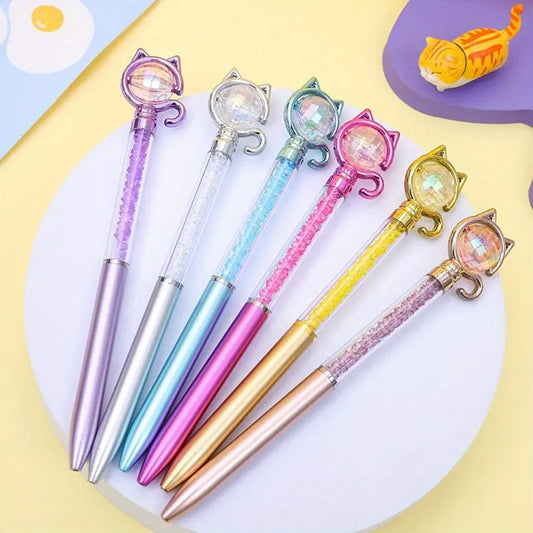 des stylos funs et originaux dont le corps renferme des cristaux colorés et brillants :violet, argenté, bleu, rose, jaune et doré. Au bout du stylo se trouve une boule que l'on peut faire tourner et autour de laquelle est enroulé une queue de chat  et qui ferme des oreilles de chat également