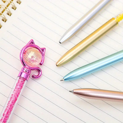 des stylos funs et originaux dont le corps renferme des cristaux colorés et brillants :violet, argenté, bleu, rose, jaune et doré. Au bout du stylo se trouve une boule que l'on peut faire tourner et autour de laquelle est enroulé une queue de chat  et qui ferme des oreilles de chat également
