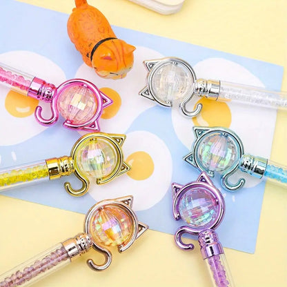 des stylos funs et originaux dont le corps renferme des cristaux colorés et brillants :violet, argenté, bleu, rose, jaune et doré. Au bout du stylo se trouve une boule que l'on peut faire tourner et autour de laquelle est enroulé une queue de chat  et qui ferme des oreilles de chat également