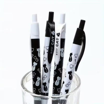 un stylo noir ou blanc orné de motif de chat noir et de chat blanc ainsi que d'arêtes de poisson. Le design est original et très mignon. 