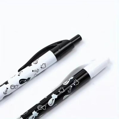 un stylo noir ou blanc orné de motif de chat noir et de chat blanc ainsi que d'arêtes de poisson. Le design est original et très mignon. 