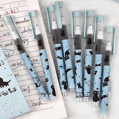de jolis stylos bleus illustrés de chats noirs aux gros yeux expressifs. Style mignon et adorable, pointe fine pour une écriture fluide.