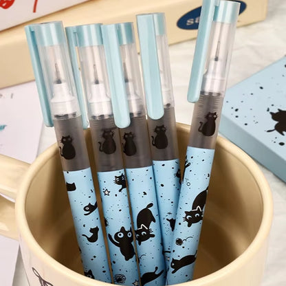 de jolis stylos bleus illustrés de chats noirs aux gros yeux expressifs. Style mignon et adorable, pointe fine pour une écriture fluide.