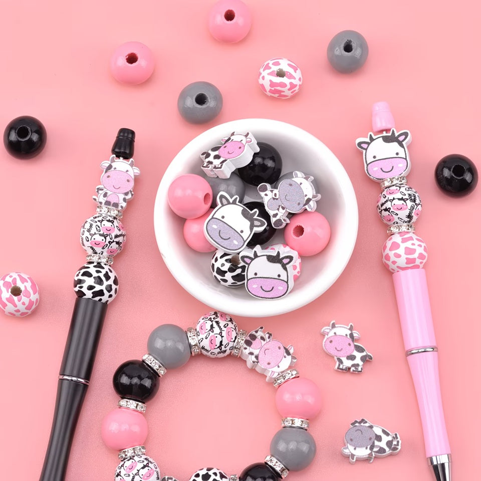 un stylo diy à composer soi-même avec des perles et des breloques vache. Activité ludique, fun et adorable !