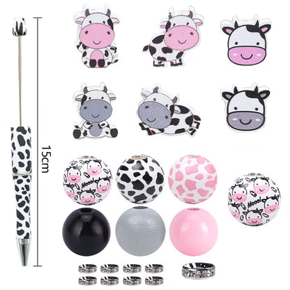 un stylo diy à composer soi-même avec des perles et des breloques vache. Activité ludique, fun et adorable !