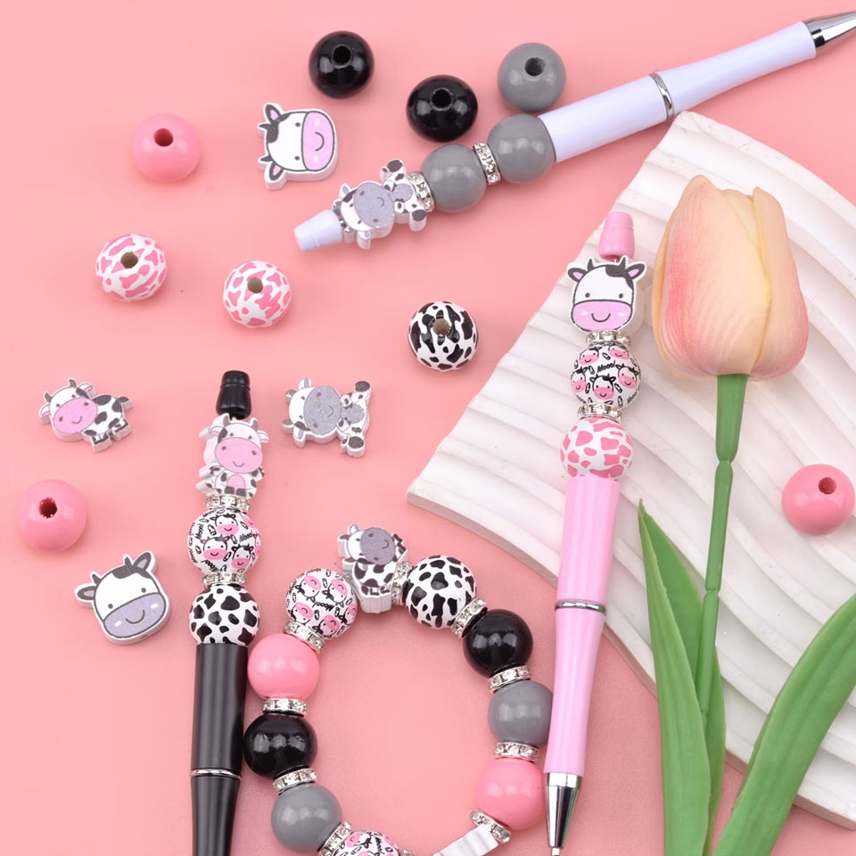 un stylo diy à composer soi-même avec des perles et des breloques vache. Activité ludique, fun et adorable !