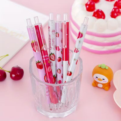 des stylos au design de fraises ultra gourmandes. Dans des tons de couleur rose, rouge et blanc, ils sont ultra gourmands et trop mignons !