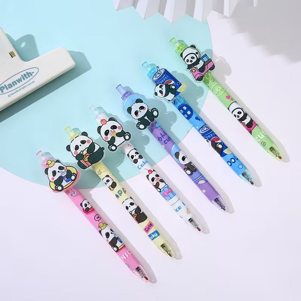 de jolis stylos illustrés de panda dans différentes scènes amusantes et attendrissantes. ils sont une breloque en acrylique en forme de panda adorable.