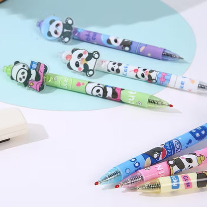 de jolis stylos illustrés de panda dans différentes scènes amusantes et attendrissantes. ils sont une breloque en acrylique en forme de panda adorable.
