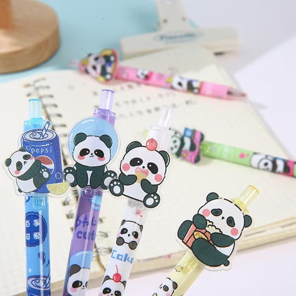 de jolis stylos illustrés de panda dans différentes scènes amusantes et attendrissantes. ils sont une breloque en acrylique en forme de panda adorable.
