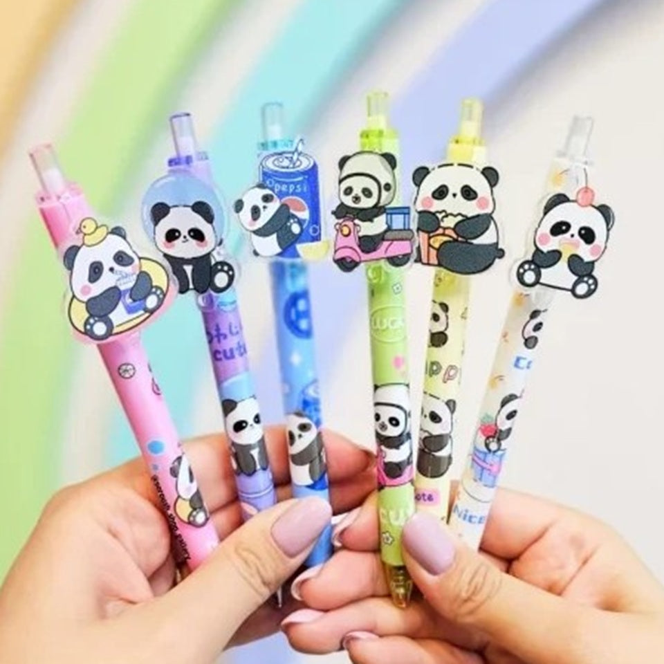 de jolis stylos illustrés de panda dans différentes scènes amusantes et attendrissantes. ils sont une breloque en acrylique en forme de panda adorable.