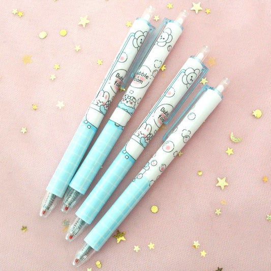 des stylos kawaii bleu et blanc illustrés d'un chat et d'un lapin s'amusant dans un bain moussant