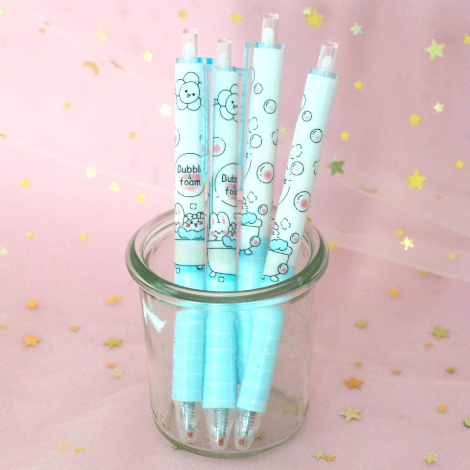 des stylos kawaii bleu et blanc illustrés d'un chat et d'un lapin s'amusant dans un bain moussant