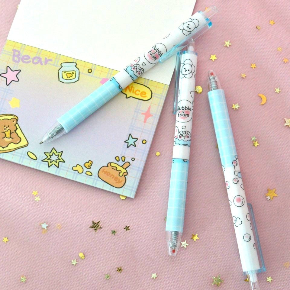 des stylos kawaii bleu et blanc illustrés d'un chat et d'un lapin s'amusant dans un bain moussant