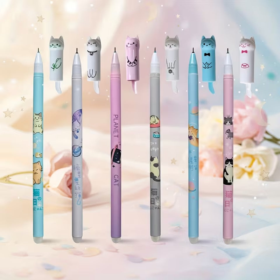 Stylo chat kawaii effacable posé sur un bureau – encre bleue et embout gomme intégré