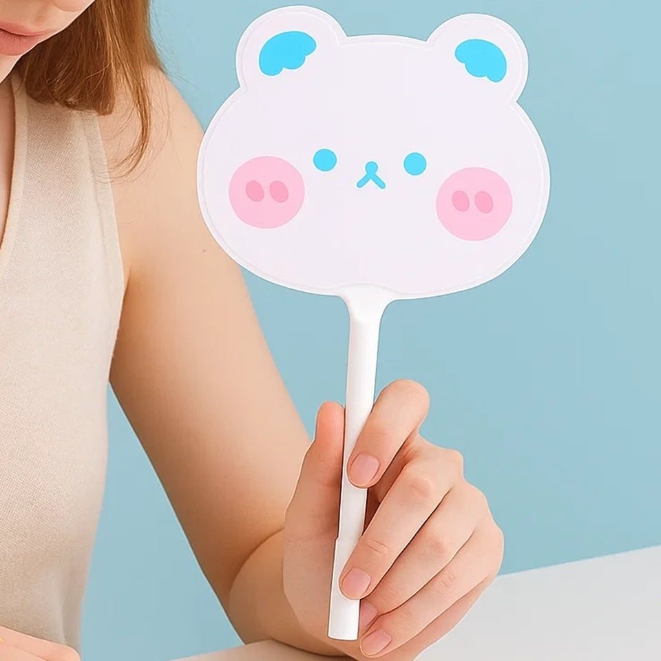 un stylo kawaii en forme originale d'éventail représentant un adorable ourson blanc aux joues roses et aux yeux bleus.