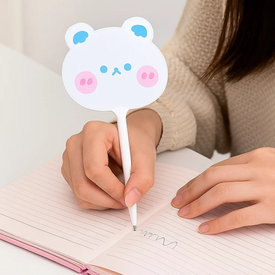 un stylo kawaii en forme originale d'éventail représentant un adorable ourson blanc aux joues roses et aux yeux bleus.