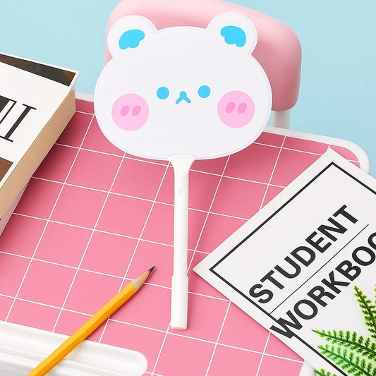 un stylo kawaii en forme originale d'éventail représentant un adorable ourson blanc aux joues roses et aux yeux bleus.