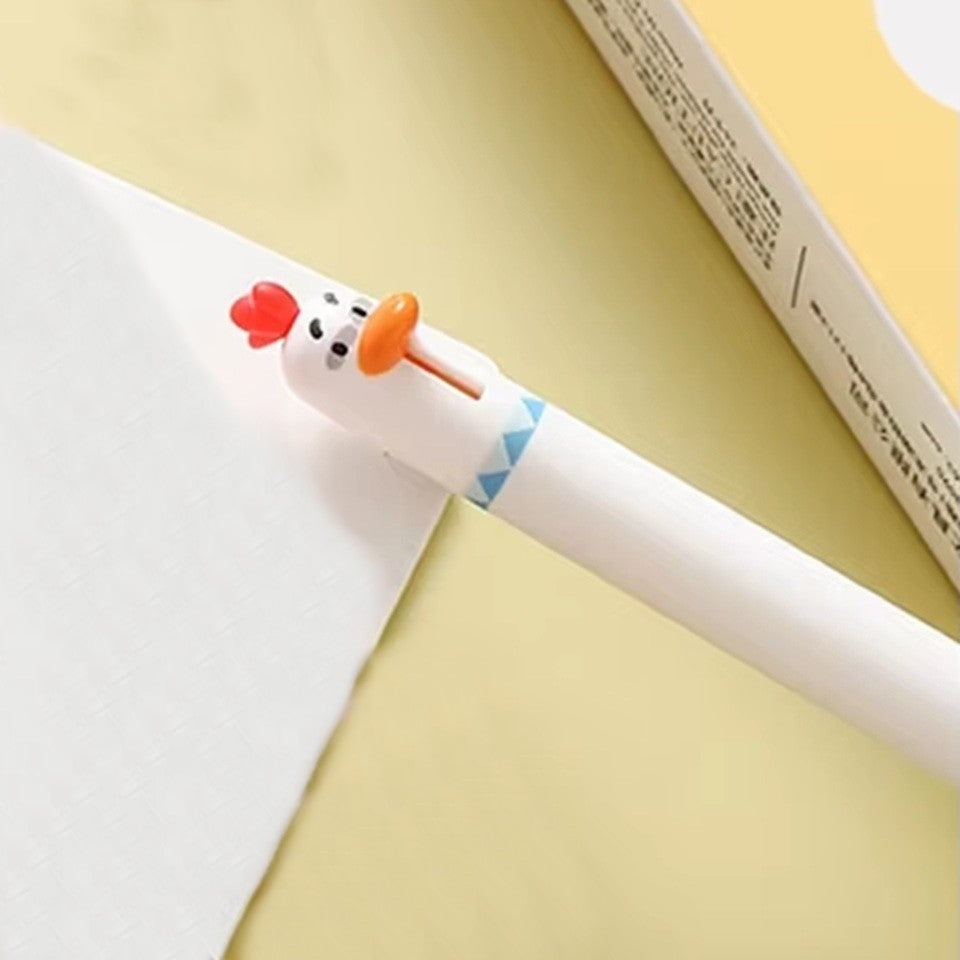 un stylo blanc en forme de poulet trop mignon, il a des yeux malicieux, une crête rouge et un bec jaune.