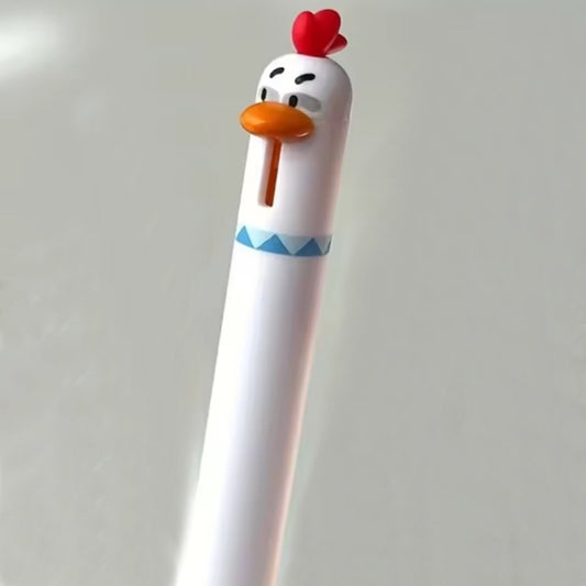 un stylo blanc en forme de poulet trop mignon, il a des yeux malicieux, une crête rouge et un bec jaune.