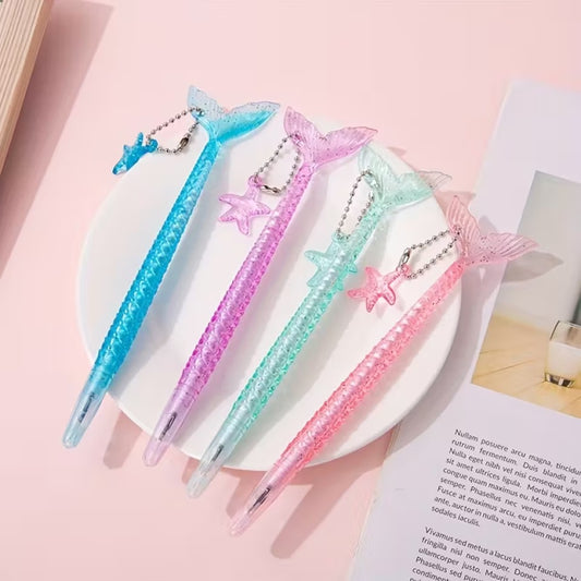 des stylos en forme de queue de sirène colorée. Avec leur breloque étoile de mer et leur design façon écailles de poisson, ils sont très originaux.
