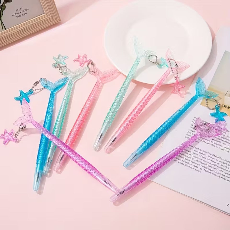 des stylos en forme de queue de sirène colorée. Avec leur breloque étoile de mer et leur design façon écailles de poisson, ils sont très originaux.