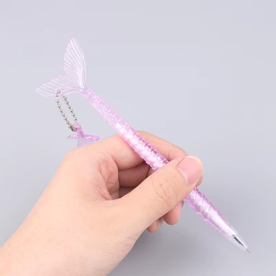 des stylos en forme de queue de sirène colorée. Avec leur breloque étoile de mer et leur design façon écailles de poisson, ils sont très originaux.