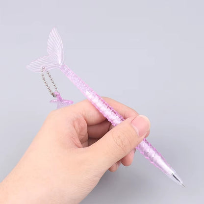 des stylos en forme de queue de sirène colorée. Avec leur breloque étoile de mer et leur design façon écailles de poisson, ils sont très originaux.