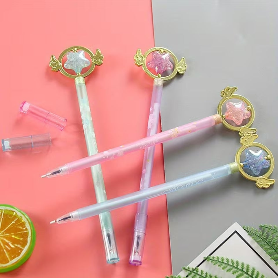 des stylos aux couleurs pastels et au motif de fleurs de sakura. Au bout du stylo un breloque dorée dotée d'ailes renferme une étoile brillante.
