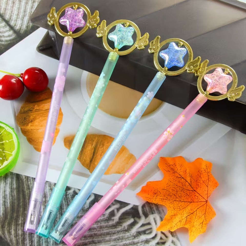 des stylos aux couleurs pastels et au motif de fleurs de sakura. Au bout du stylo un breloque dorée dotée d'ailes renferme une étoile brillante.