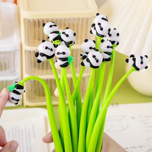 des stylos verts souples qui rappellent une tige de bambou au bout duquel se trouve un adorable petit panda. Vous pouvez vous amuser à l'agiter dans tous les sens, c'est amusant !
