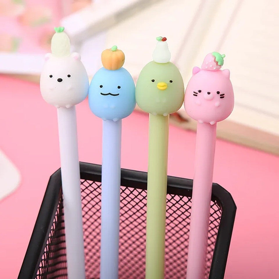 des stylos dont le bout représente un personnage Sumikko Gurashi. Les stylos sont colorés comme le personnage qu'il représente : vert, rose, bleu ou blanc.