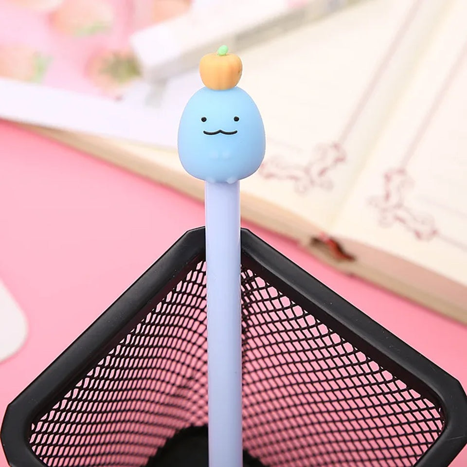 des stylos dont le bout représente un personnage Sumikko Gurashi. Les stylos sont colorés comme le personnage qu'il représente : vert, rose, bleu ou blanc.