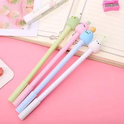 des stylos dont le bout représente un personnage Sumikko Gurashi. Les stylos sont colorés comme le personnage qu'il représente : vert, rose, bleu ou blanc.