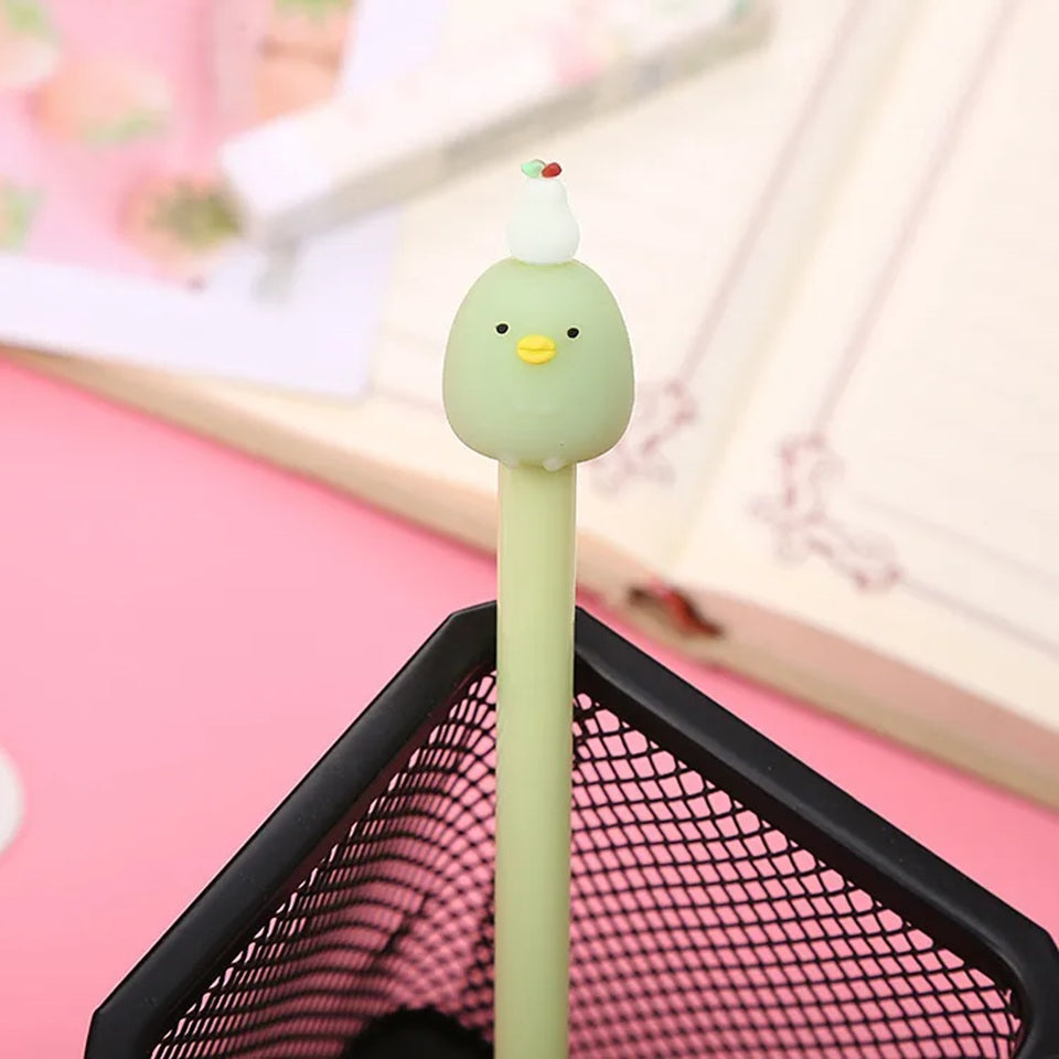 des stylos dont le bout représente un personnage Sumikko Gurashi. Les stylos sont colorés comme le personnage qu'il représente : vert, rose, bleu ou blanc.