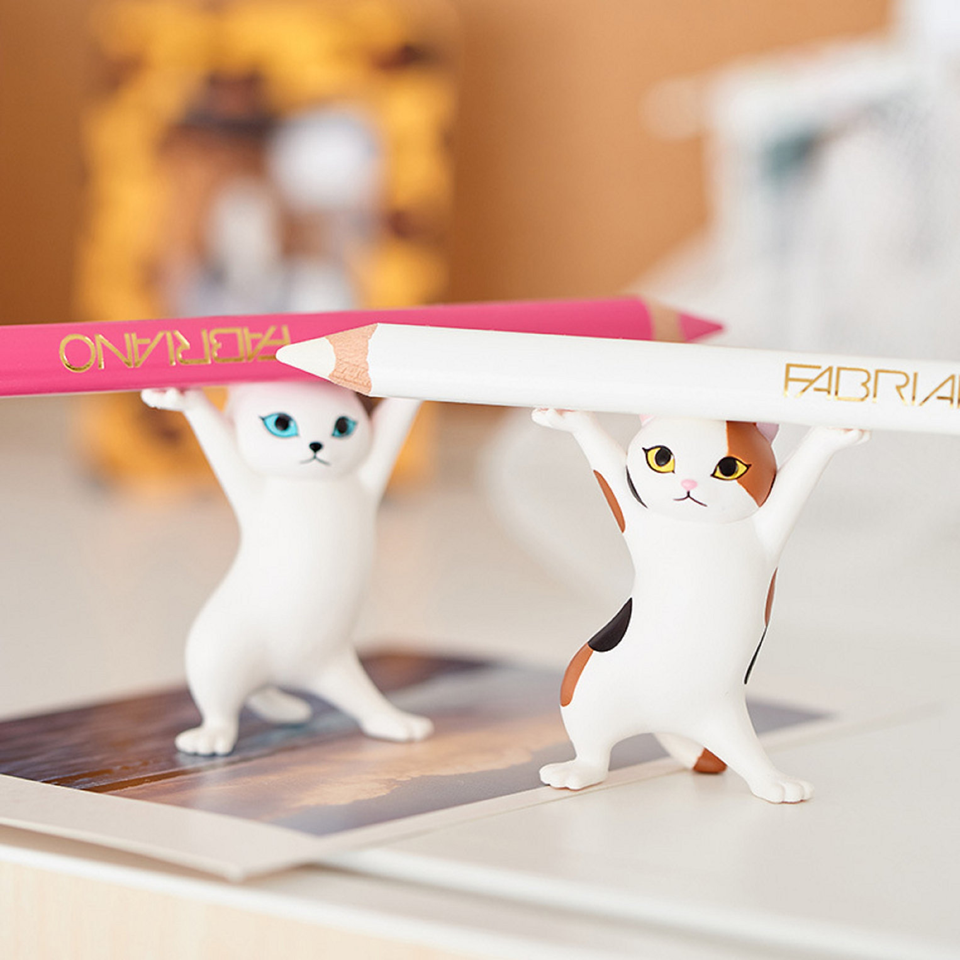 des supports amusants et mignons en forme de chat de plusieurs couleurs. Leurs bras levés vous permet d'y déposer écouteurs, bijoux et tout autre petits objets. Stylé comme élément de décoration.