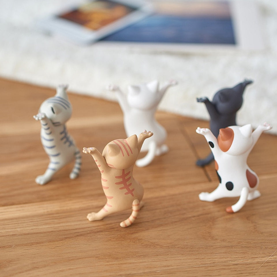 des supports amusants et mignons en forme de chat de plusieurs couleurs. Leurs bras levés vous permet d'y déposer écouteurs, bijoux et tout autre petits objets. Stylé comme élément de décoration.
