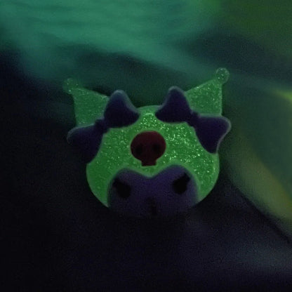 un support grip phosphorescent pour smartphone en forme de l'espiègle Kuromi ! 