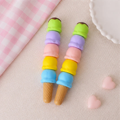 des surligneurs en forme de glaces pastel présentés sur une nappe rosé. L'ensemble est photographié dans une ambiance douce et lumineuse, avec une esthétique kawaii aux tons pastel.