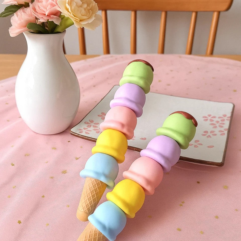 des surligneurs en forme de boules de glaces colorées hyper mignonnes et gourmandes. les boules de glaces s'empilent entre elles pour former une glace géante !